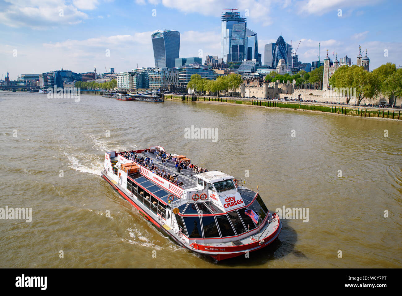 Boote auf der Themse in London, Vereinigtes Königreich Stockfoto