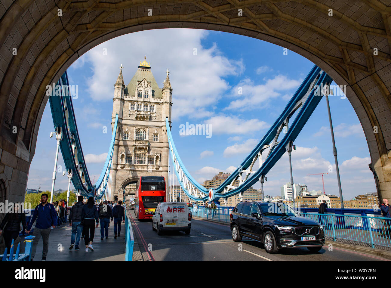 Die Tower Bridge über die Themse in London, Vereinigtes Königreich Stockfoto