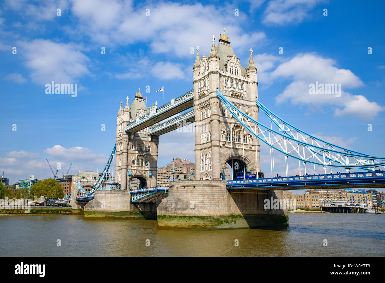Die Tower Bridge über die Themse in London, Vereinigtes Königreich Stockfoto