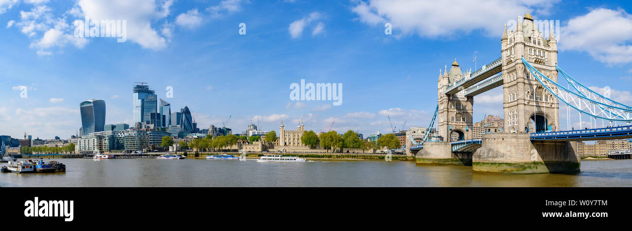 Panorama von der Tower Bridge und die City von London in London, Vereinigtes Königreich Stockfoto