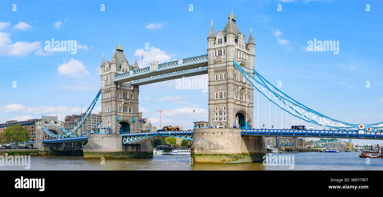 Die Tower Bridge über die Themse in London, Vereinigtes Königreich Stockfoto