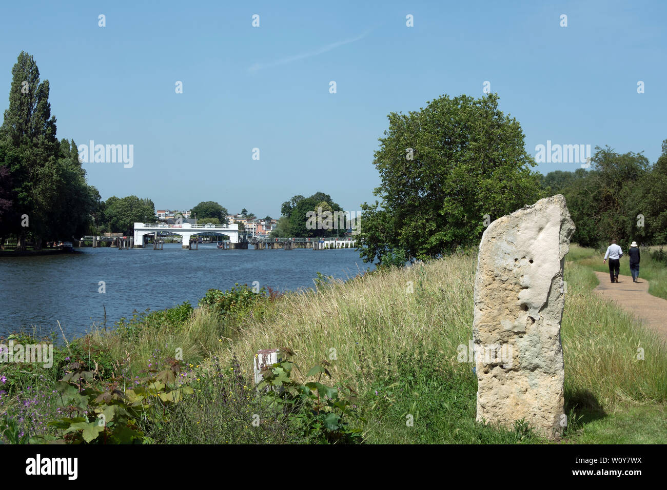 Blick von Schinken in Richtung Teddington Wehr auf der Themse mit einem Stein markiert die Grenze zwischen den Londoner Stadtteilen von Richmond und Kingston Stockfoto