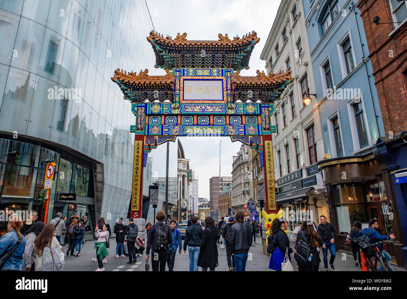 Menschen zu Fuß in Chinatown in London, Vereinigtes Königreich Stockfoto