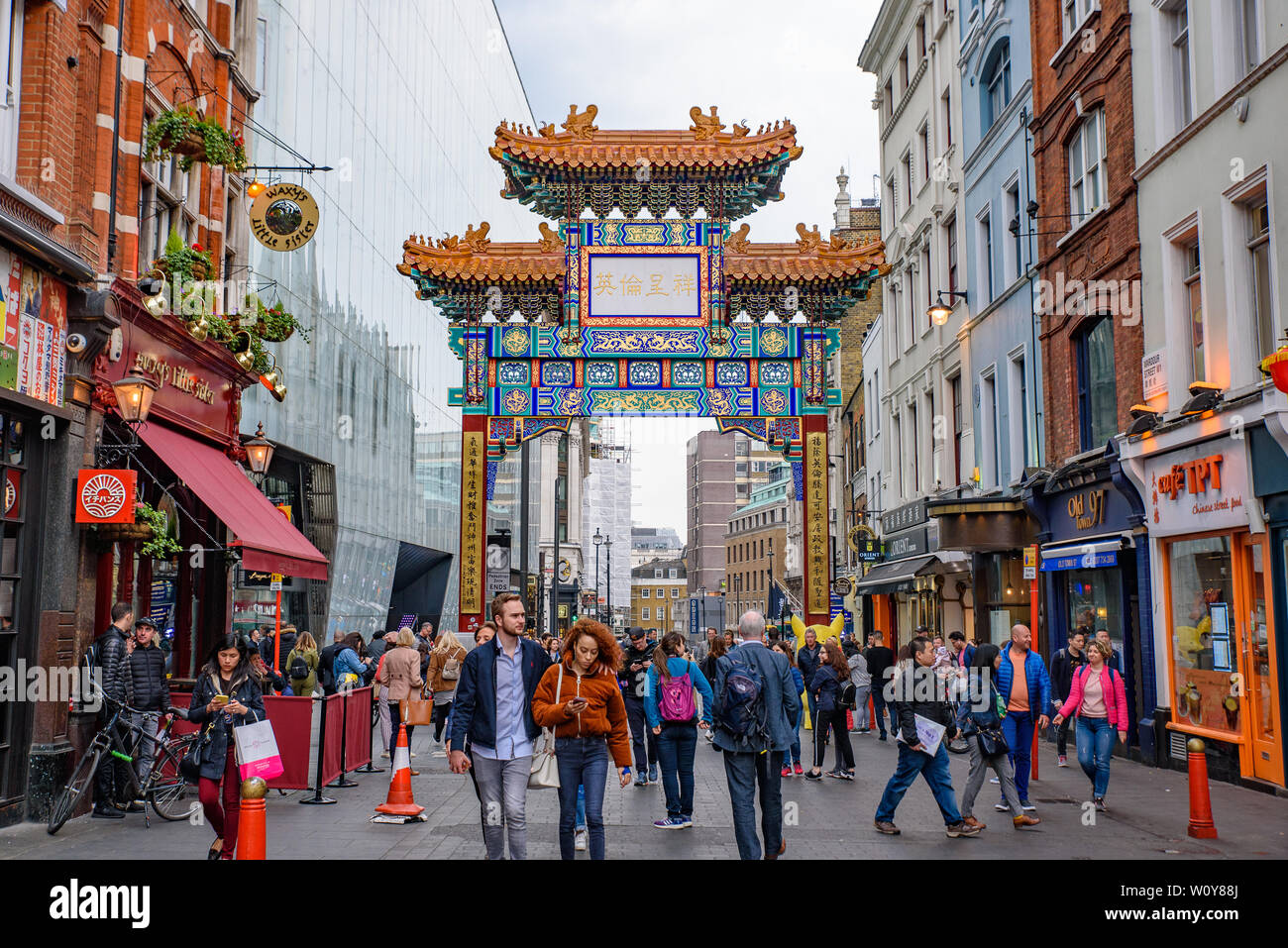 Menschen zu Fuß in Chinatown in London, Vereinigtes Königreich Stockfoto