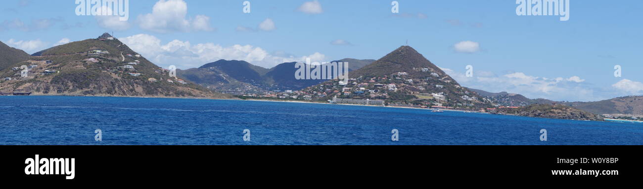 Blick von einem Kreuzfahrtschiff der Landschaft in St. Maarten in der Karibik Stockfoto