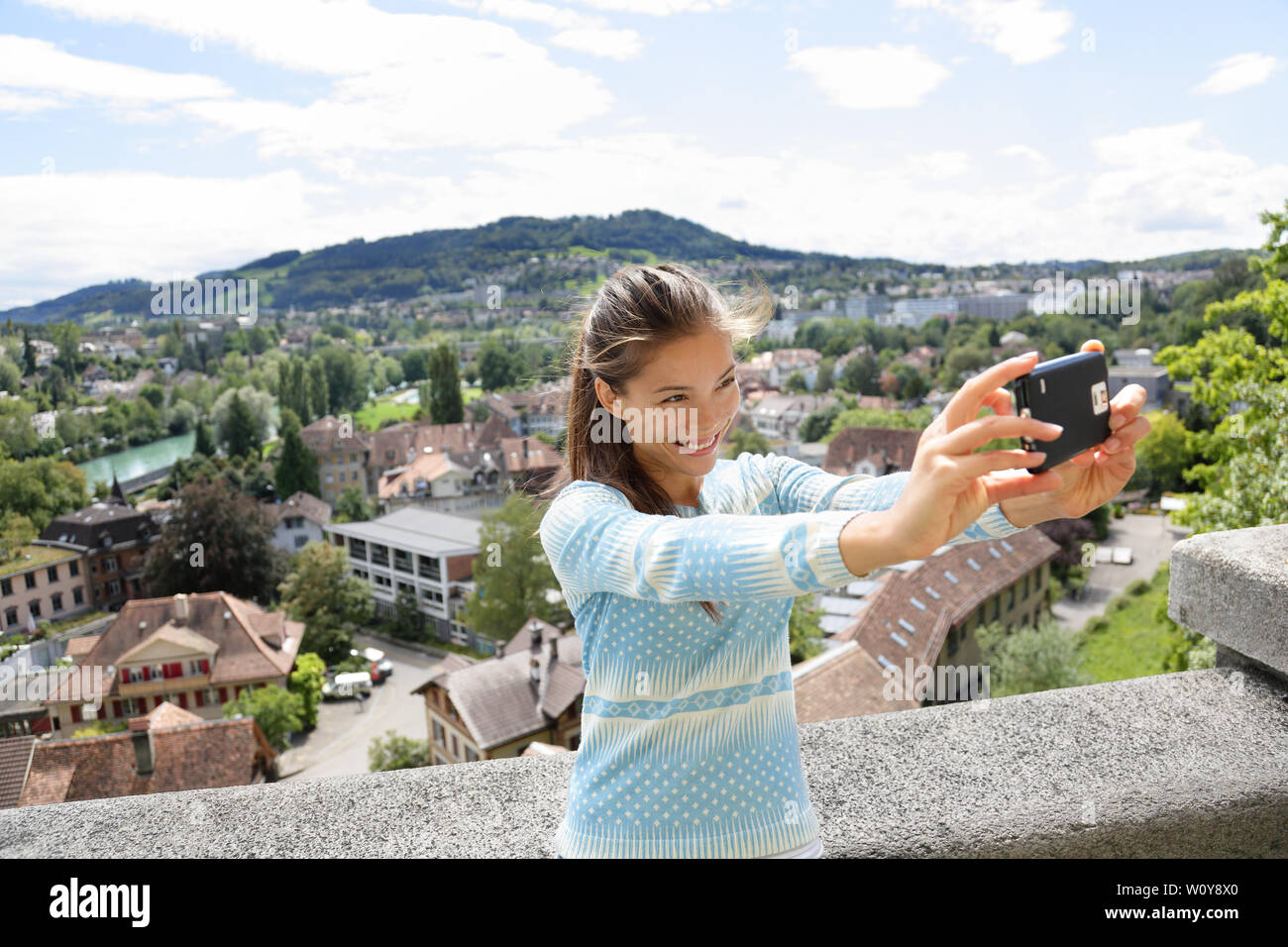 Selfie Mädchen - asiatische Frau, self portrait Fotografie Bild mit Smartphone bei View Point in Bern, Schweiz. Smart Phone und Reisen. Stockfoto