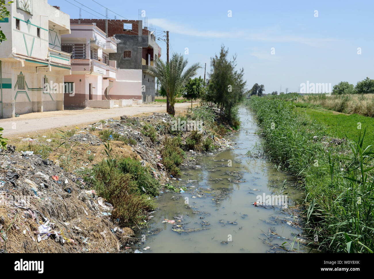 ÄGYPTEN, governate Beheira, Dorf Kafra Eldawar, Nildelta, Abfall und Abwasser in Dorf / AEGYPTEN, Beheira, Landwirtschaft im Nildelta, Muell und Abwasser Kanal Stockfoto