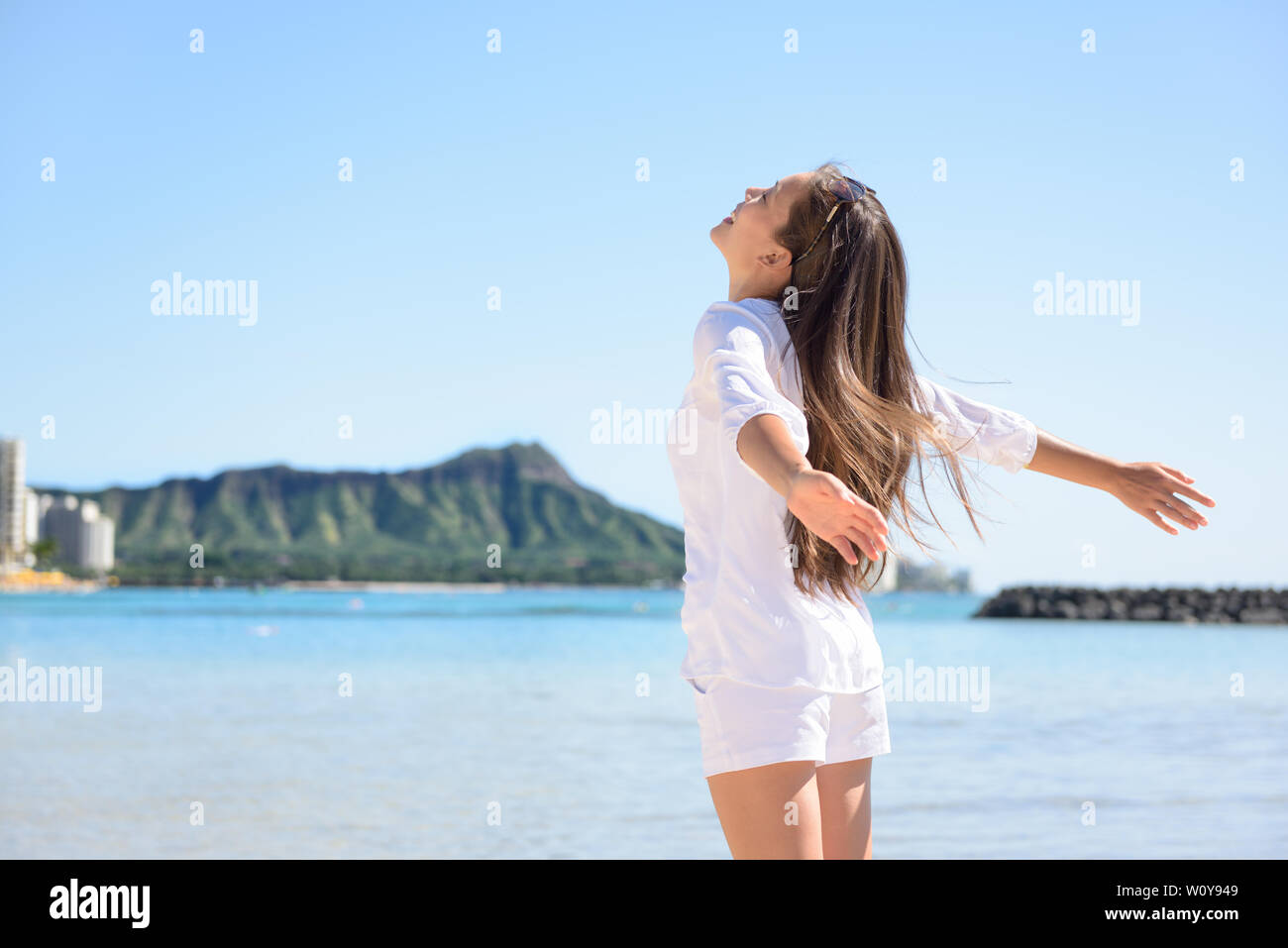 Hawaii reisen Hawaii Frau glücklich Sorglos vor Honolulu Diamond Head und Waikiki Beach. Stockfoto