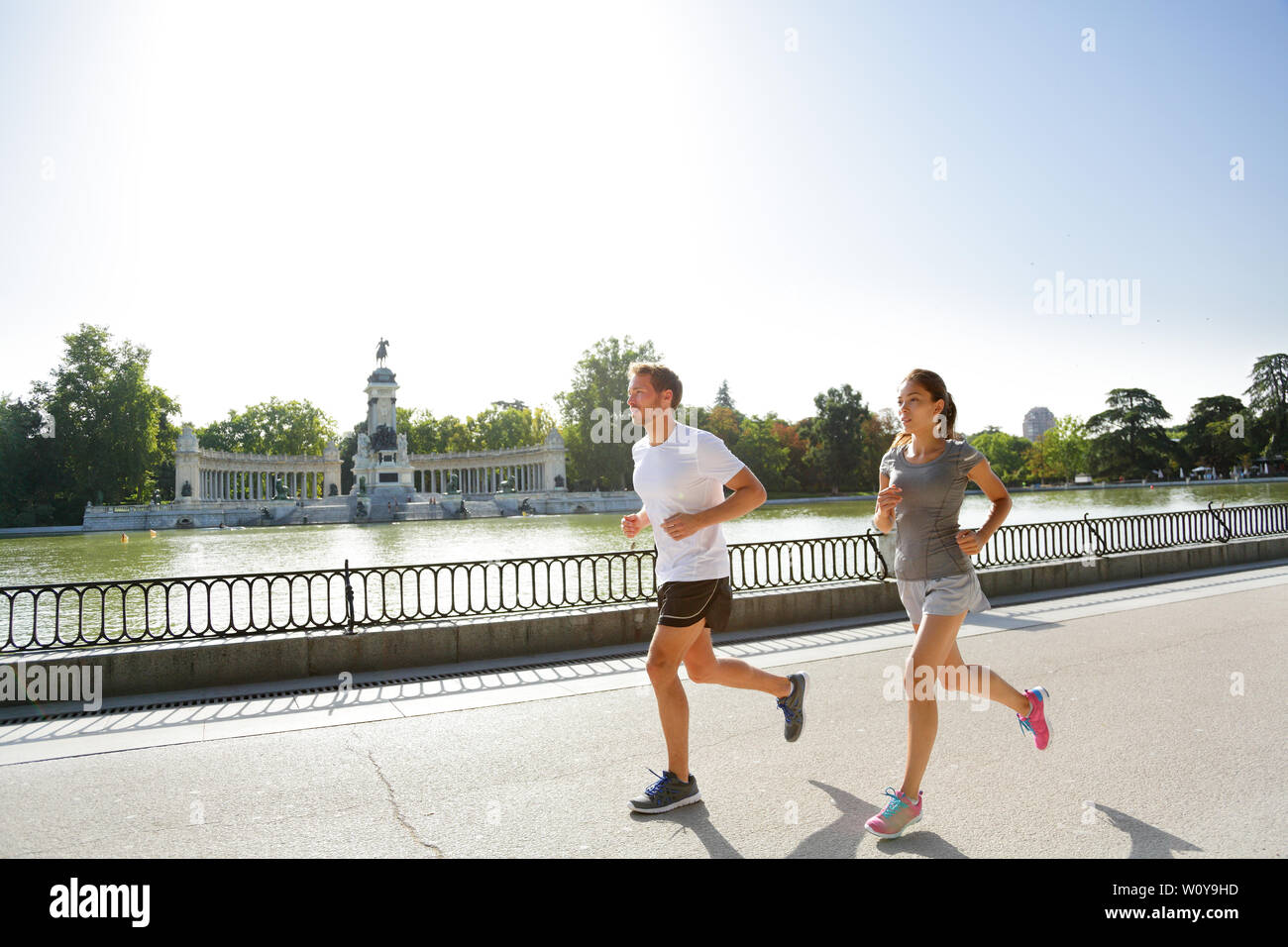 Läufer joggen in Madrid El Retiro Park läuft. Ausübung von Mann und Frau runner Training auf jog Leben gesunden Lebensstil in Buen Retiro Park, Parque El Retiro in Madrid, Spanien, Europa. Stockfoto