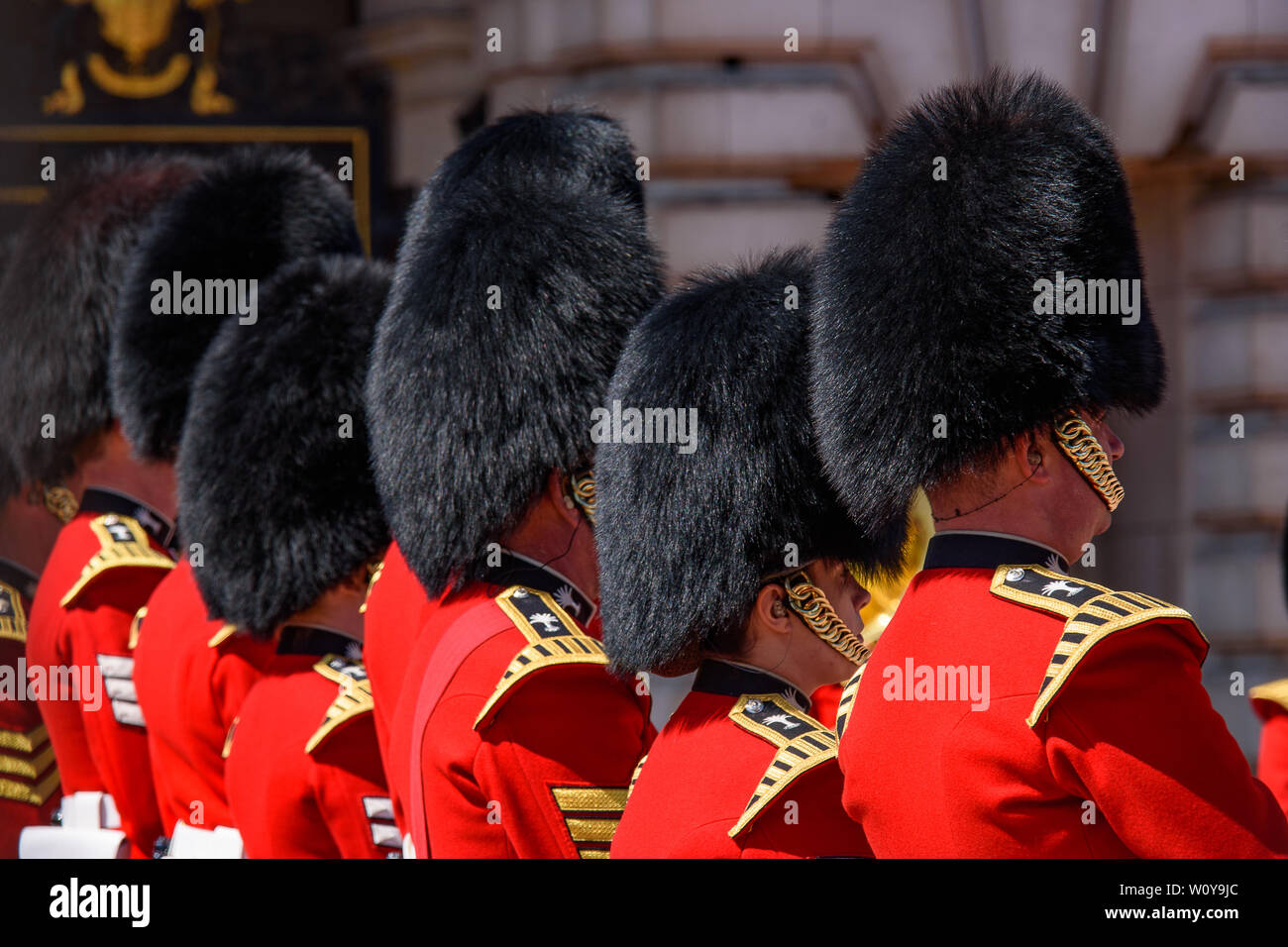 Zeremonie der ändern die Wache auf dem Vorplatz des Buckingham Palace, London, Vereinigtes Königreich Stockfoto