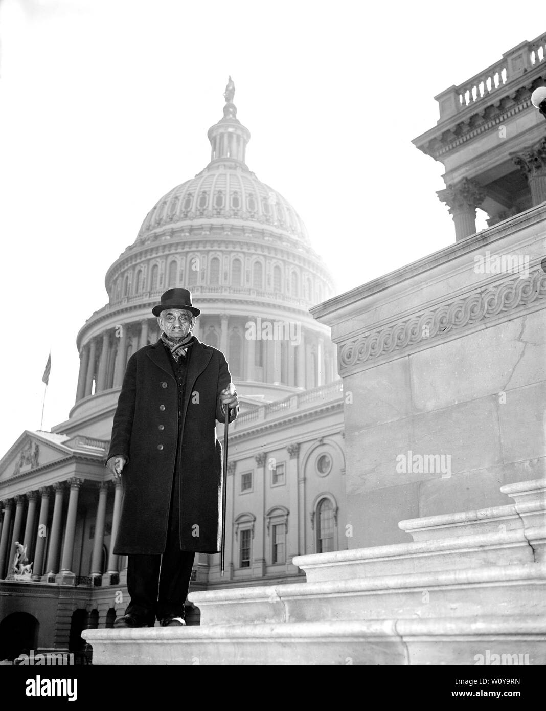 William Andrew Johnson, ehemaliger Sklave der ehemalige Präsident Andrew Johnson, der mit einem silbernen behandelt Zuckerrohr von Präsident Roosevelt, Porträt auf Schritte der U.S. Capitol während eines Besuchs in Washington DC präsentiert wurde. USA, Harris & Ewing, 1937 Stockfoto