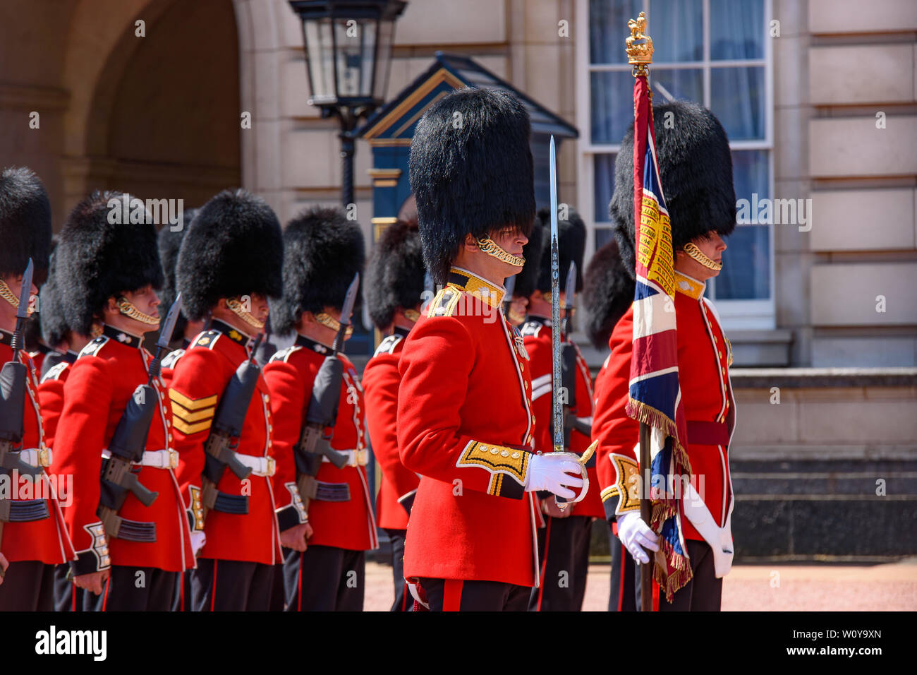 Zeremonie der ändern die Wache auf dem Vorplatz des Buckingham Palace, London, Vereinigtes Königreich Stockfoto