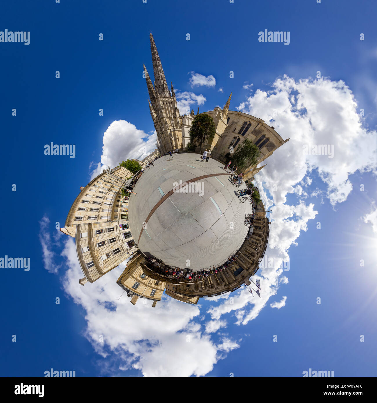 Little planet Panorama der Pey-Berland Platz mit St Andrew Kathedrale auf der einen Seite und der Rat der Stadt auf der anderen. Leute, um an einem sonnigen Tag Stockfoto