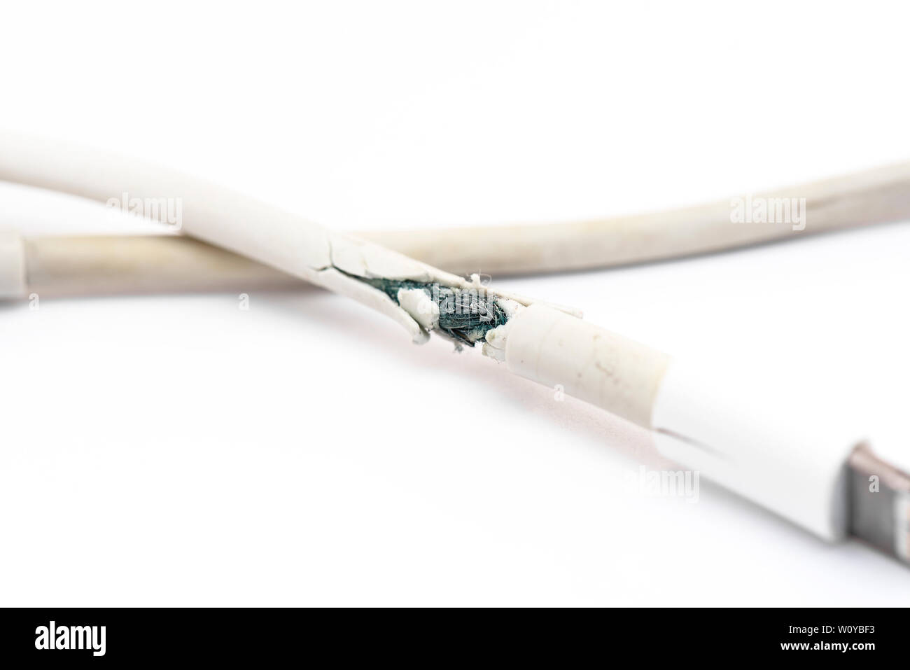 Close-up Teil gebrochen weiß USB-Kabel isoliert auf weißem Hintergrund Stockfoto