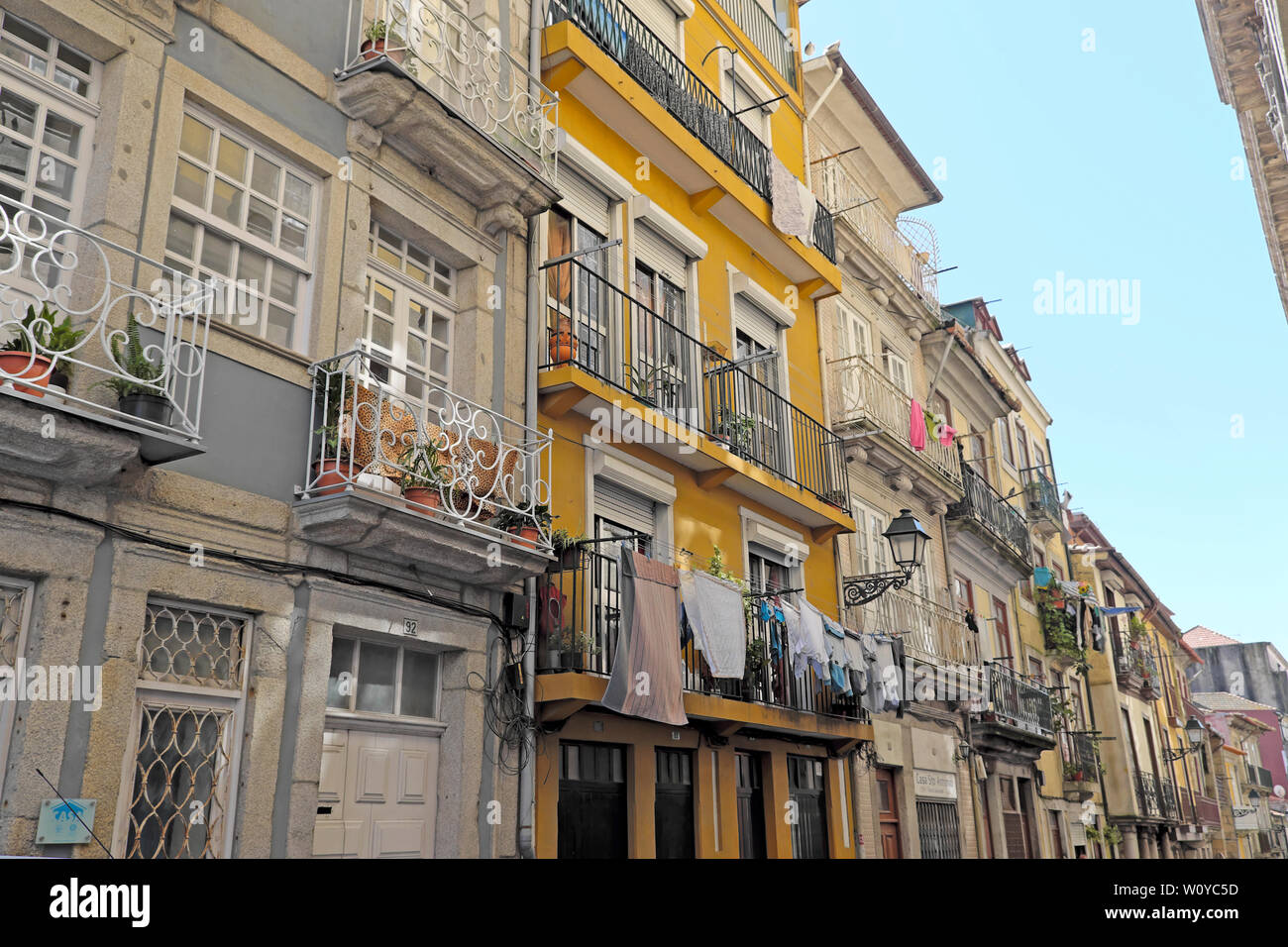 Wäsche draußen hängen an Wohnung Balkon Wäscheleine auf einer Straße in der Stadt Porto Oporto Portugal Europa KATHY DEWITT Stockfoto