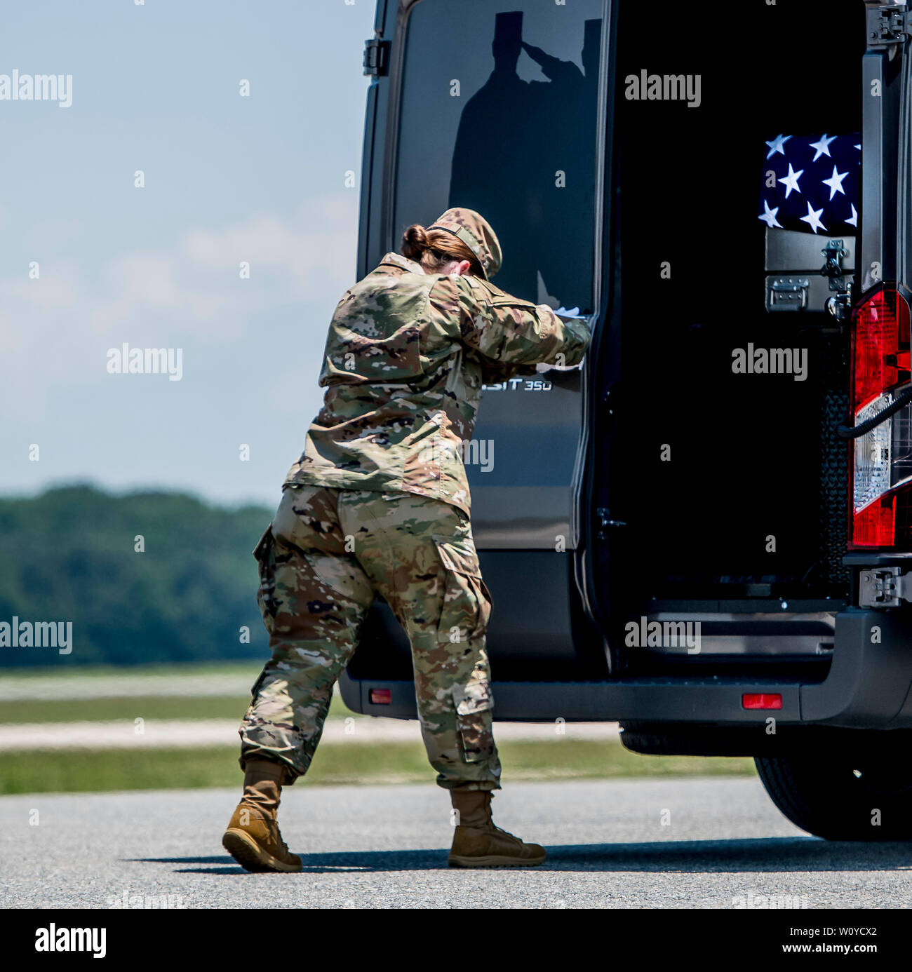 Dover, DE, USA. 28 Juni, 2019. Juni 28, 2019: Tür Attendant Älterer Flieger Rachael Semanko schloss die Tür des Fahrzeugs während der würdige Übertragung von Sergeant James G. Johnston, Trumansburg, New York, in Dover Air Force Base. Die feierliche Zeremonie wurde durch zahlreiche Würdenträger, darunter Vice President Mike Pence, stellvertretender Verteidigungsminister Dr. Mark Esper und amtierende Sekretär der Armee Ryan McCarthy besucht. Scott Serio/ESW/CSM/Alamy leben Nachrichten Stockfoto