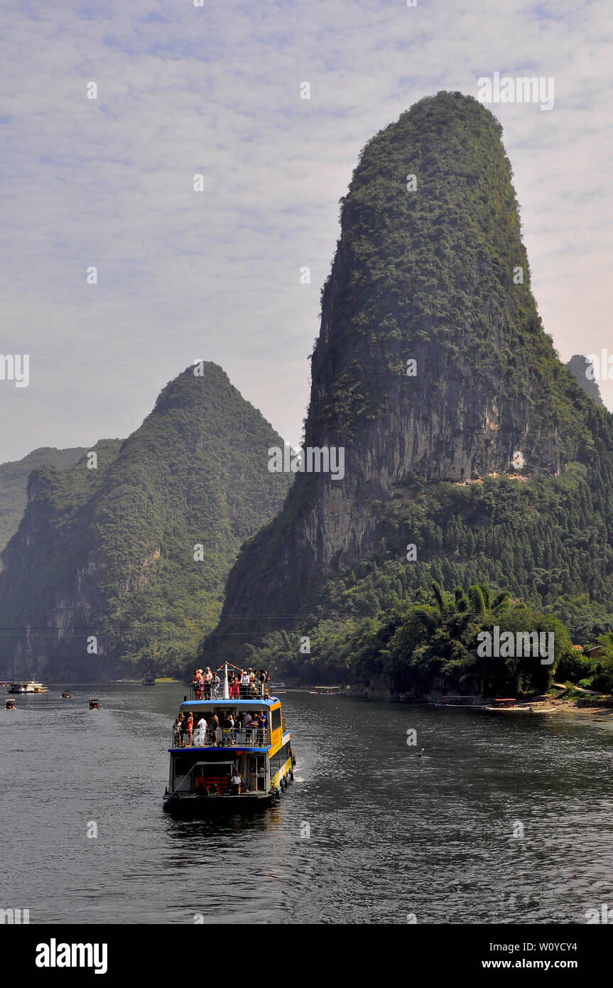 Szene aus der Schifffahrt auf dem Li Fluss von Guilin in China anzeigen karts Landschaft Stockfoto