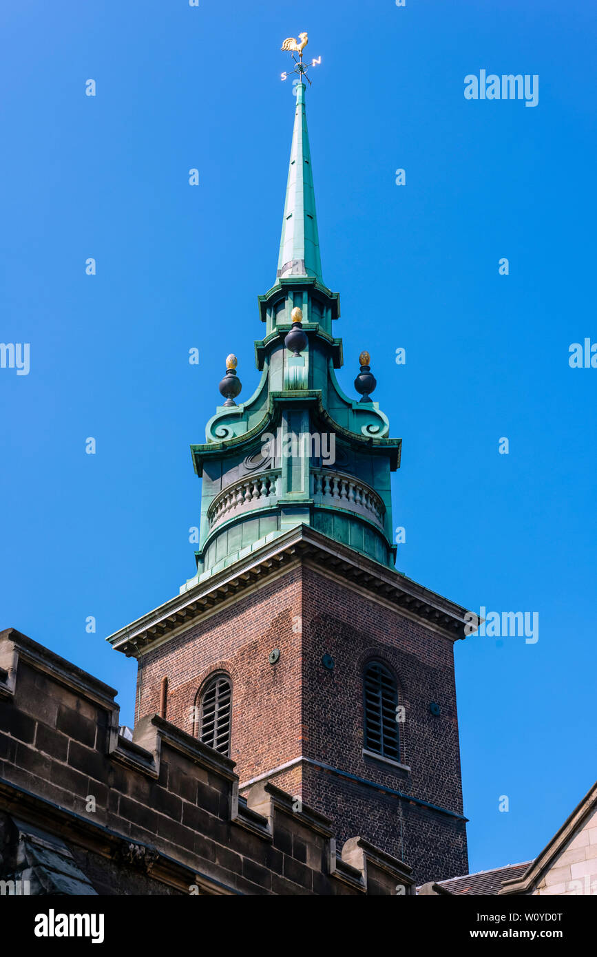 LONDON, Großbritannien - 08. JULI 2018: Der Kirchturm der All Hallows-by-the-Tower Church am Tower Hill Stockfoto