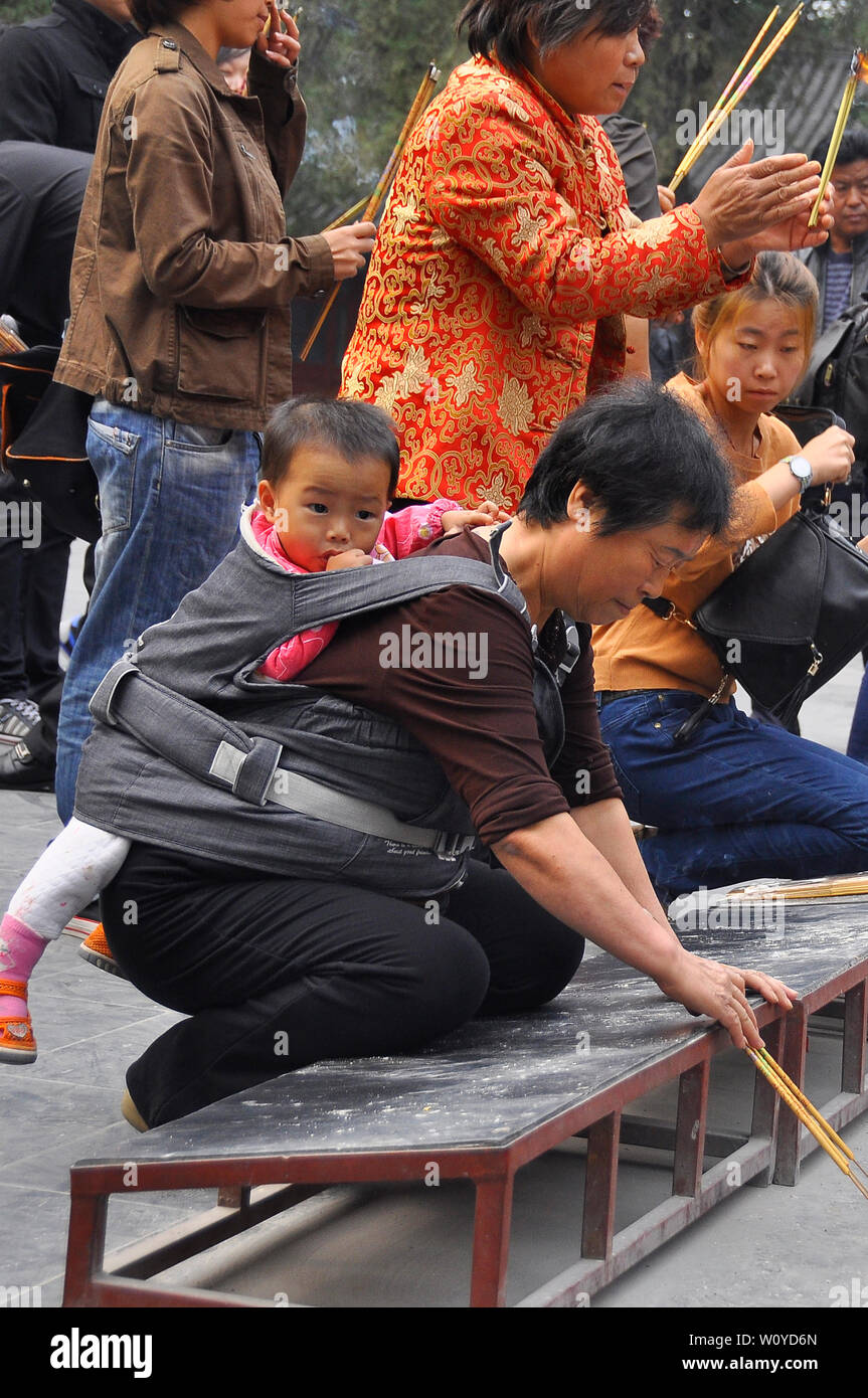 Anbeter räuchern Angebote im Buddhistischen Tempel in Peking Stockfoto