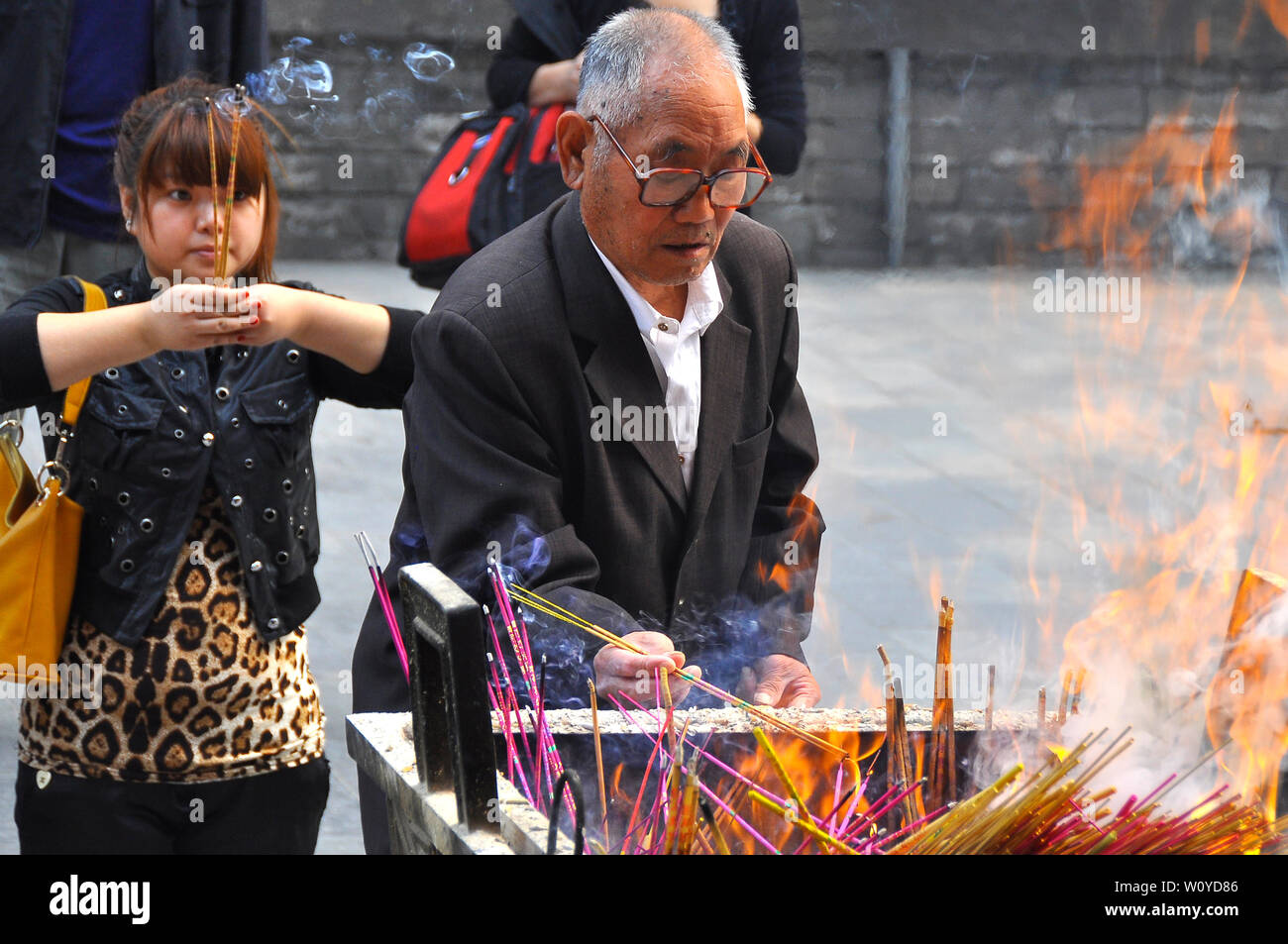 Anbeter räuchern Angebote im Buddhistischen Tempel in Peking Stockfoto