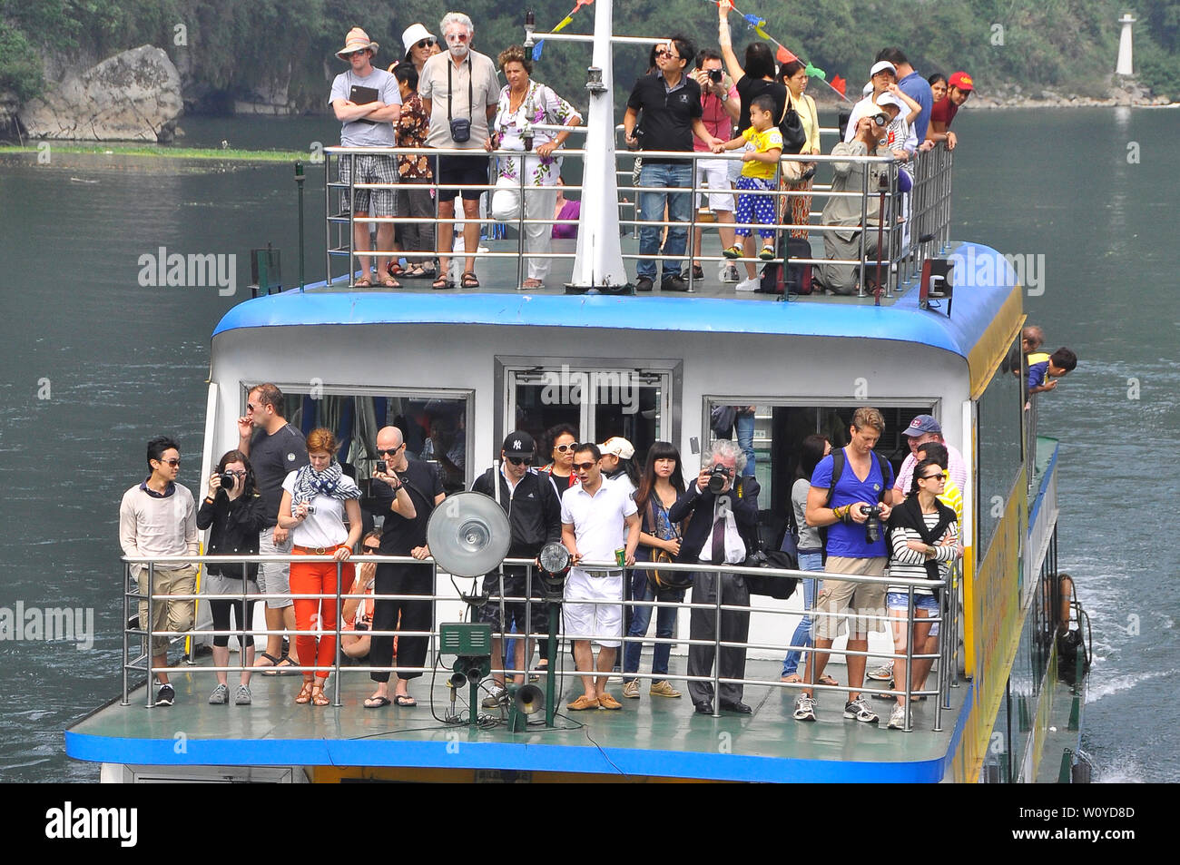 Passagiere mit der Fähre den Fluss Lijiang Guilin, Yangshuo China Stockfoto