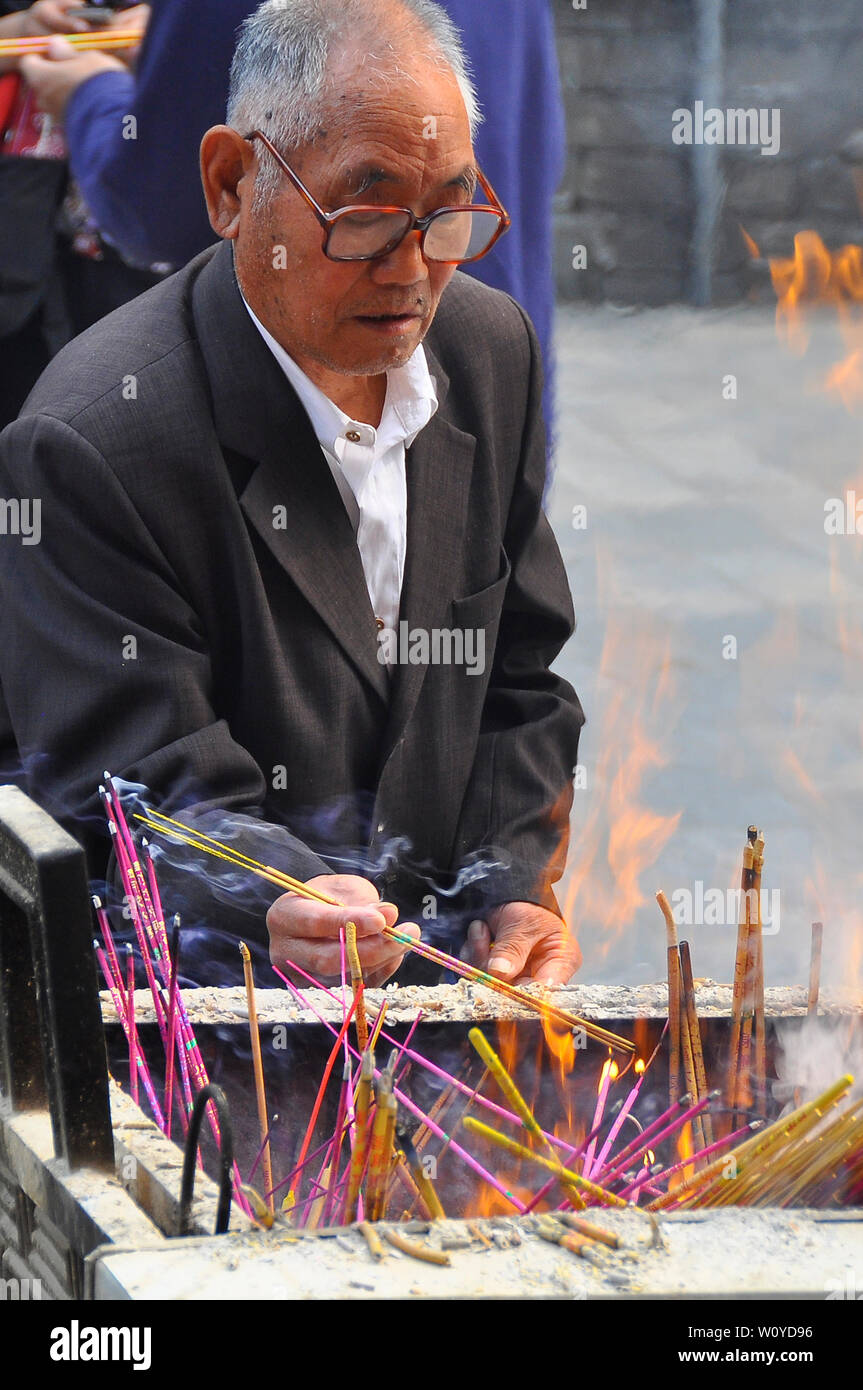 Worshipper räuchern Angebote im Buddhistischen Tempel in Peking Stockfoto