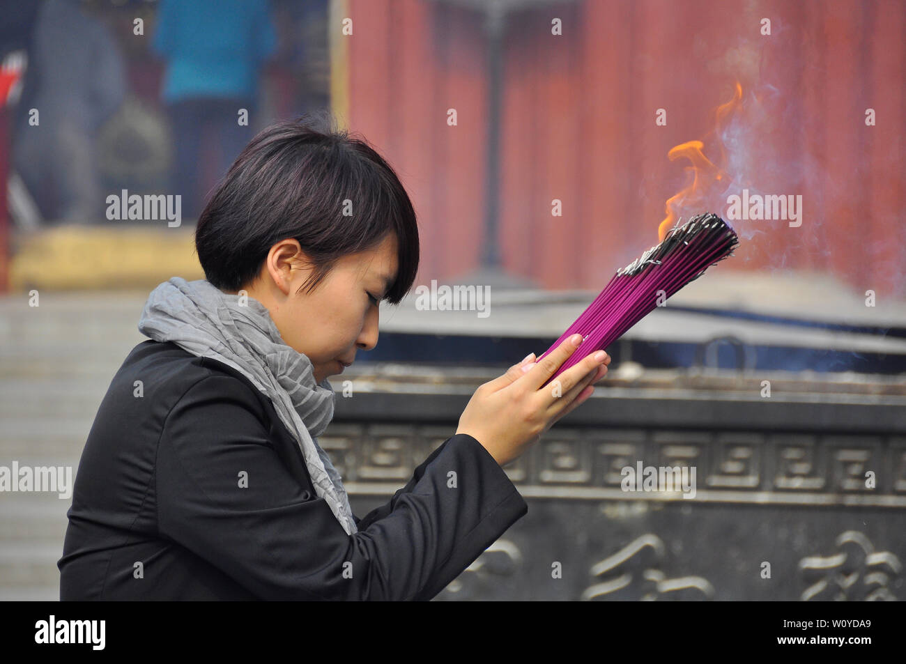Worshipper räuchern Angebote im Buddhistischen Tempel in Peking Stockfoto
