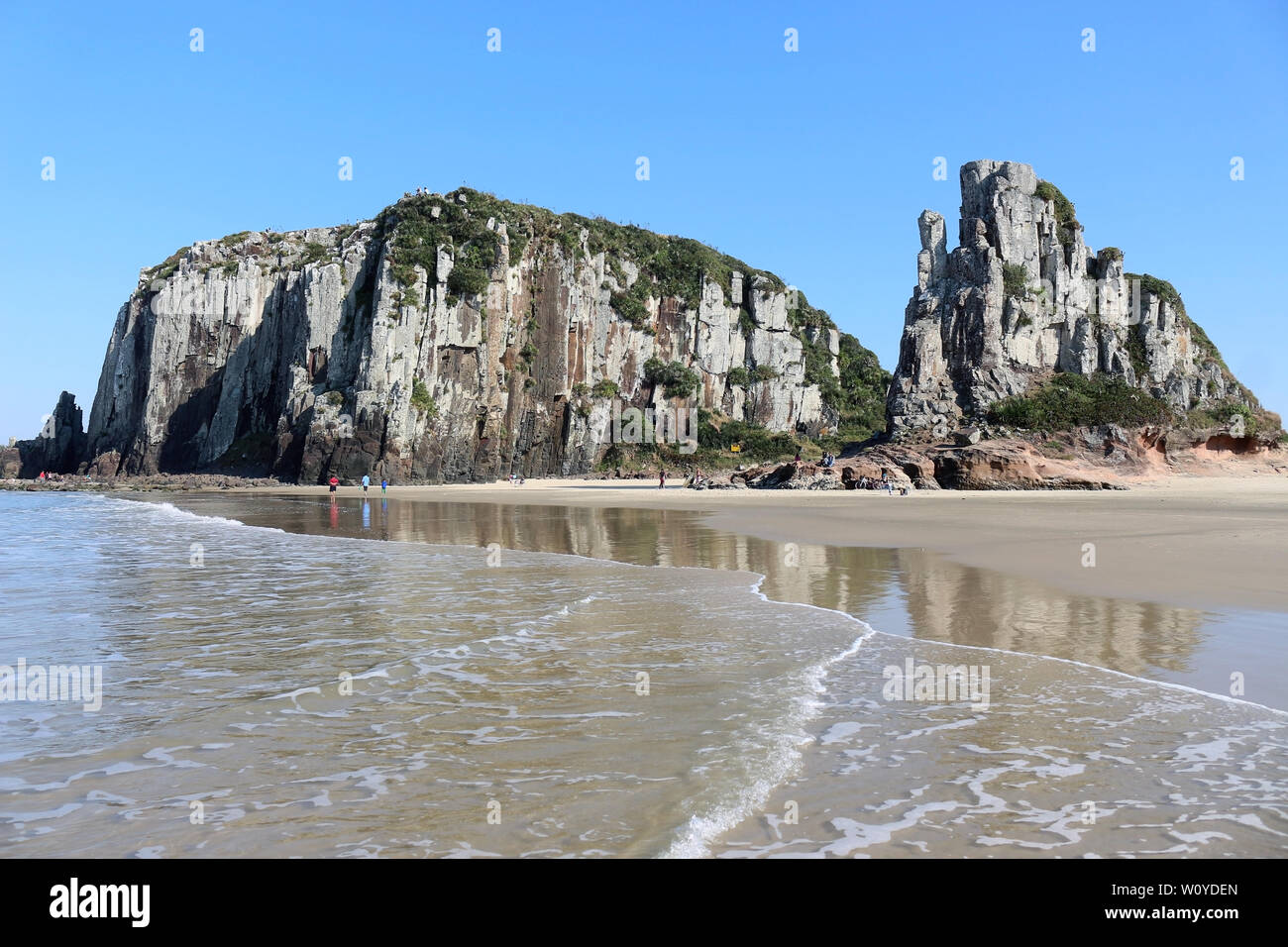 Praia da guarita, zwischen Morro das Furnas und Morro da guarita, in der Nähe der ökologischen Park von guarita in der Küstenstadt Torres Stockfoto