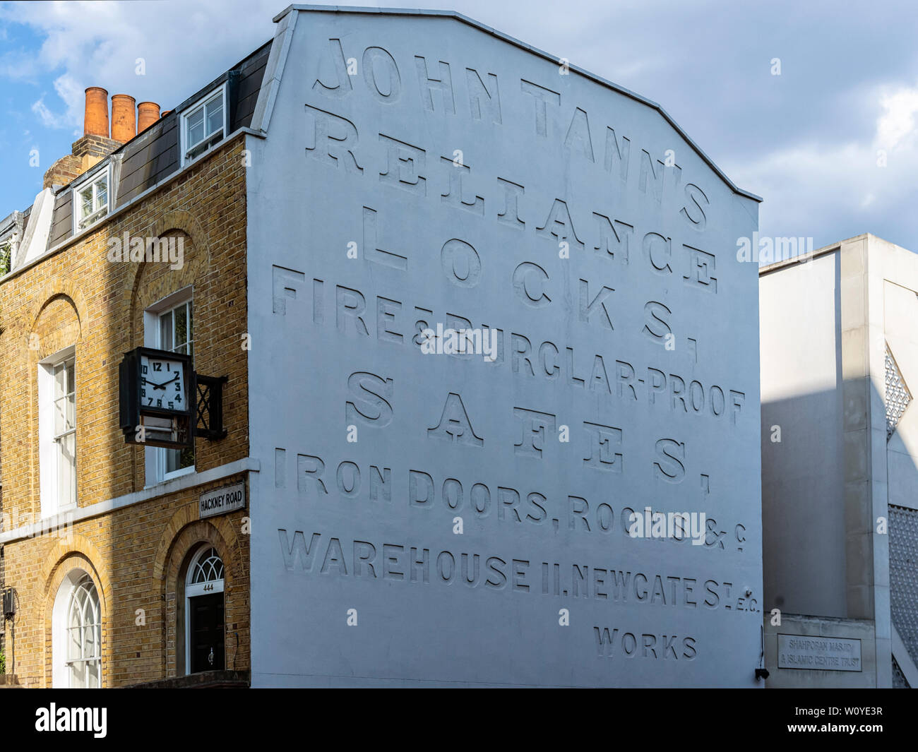 HACKNEY, LONDON; alter Vintage-Werbespot an der Wand für John Tanns Reliance Locks Stockfoto