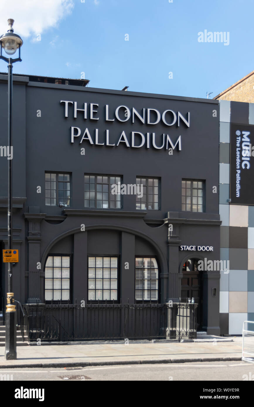 LONDON, Großbritannien - 08. JULI 2018: Außenansicht des London Palladium Theatre mit Schild Stockfoto