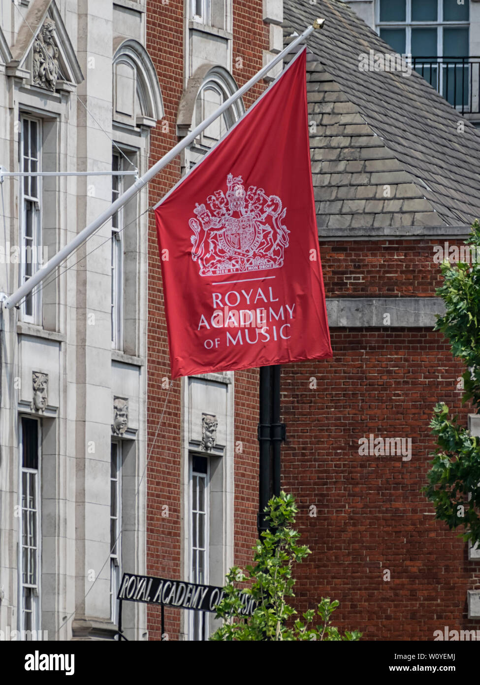 LONDON, Großbritannien - 08. JULI 2018: Bannerschild vor der Royal Music Academy auf der Marylebone Road Stockfoto