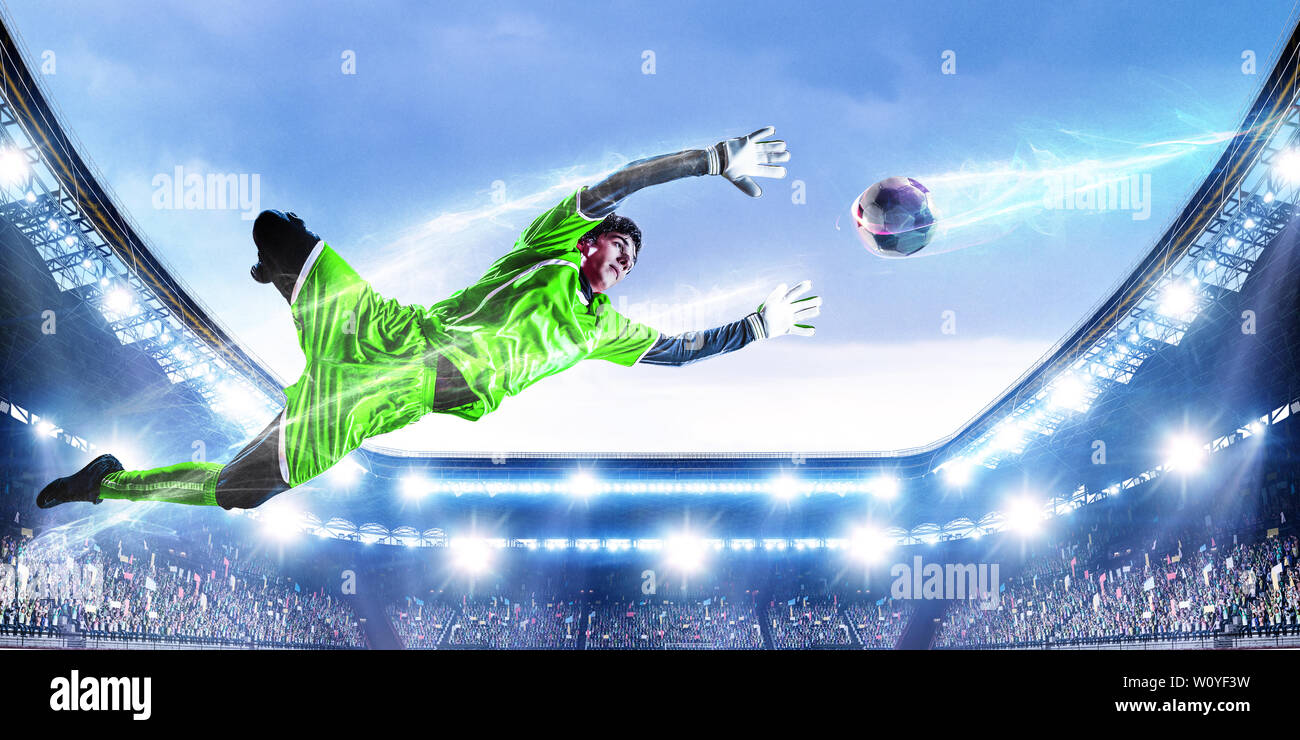 Fußball-Torwart am Stadion. Mixed Media Stockfoto