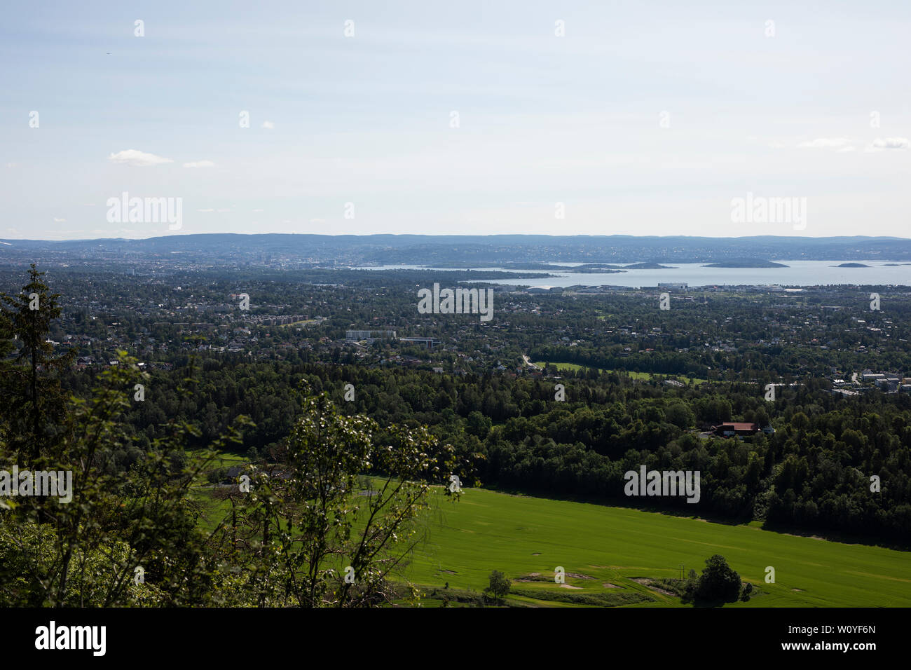Der Blick auf den Oslofjord und die Stadt und den Hafen von Kalsøstopp außerhalb von Oslo, Norwegen. Stockfoto