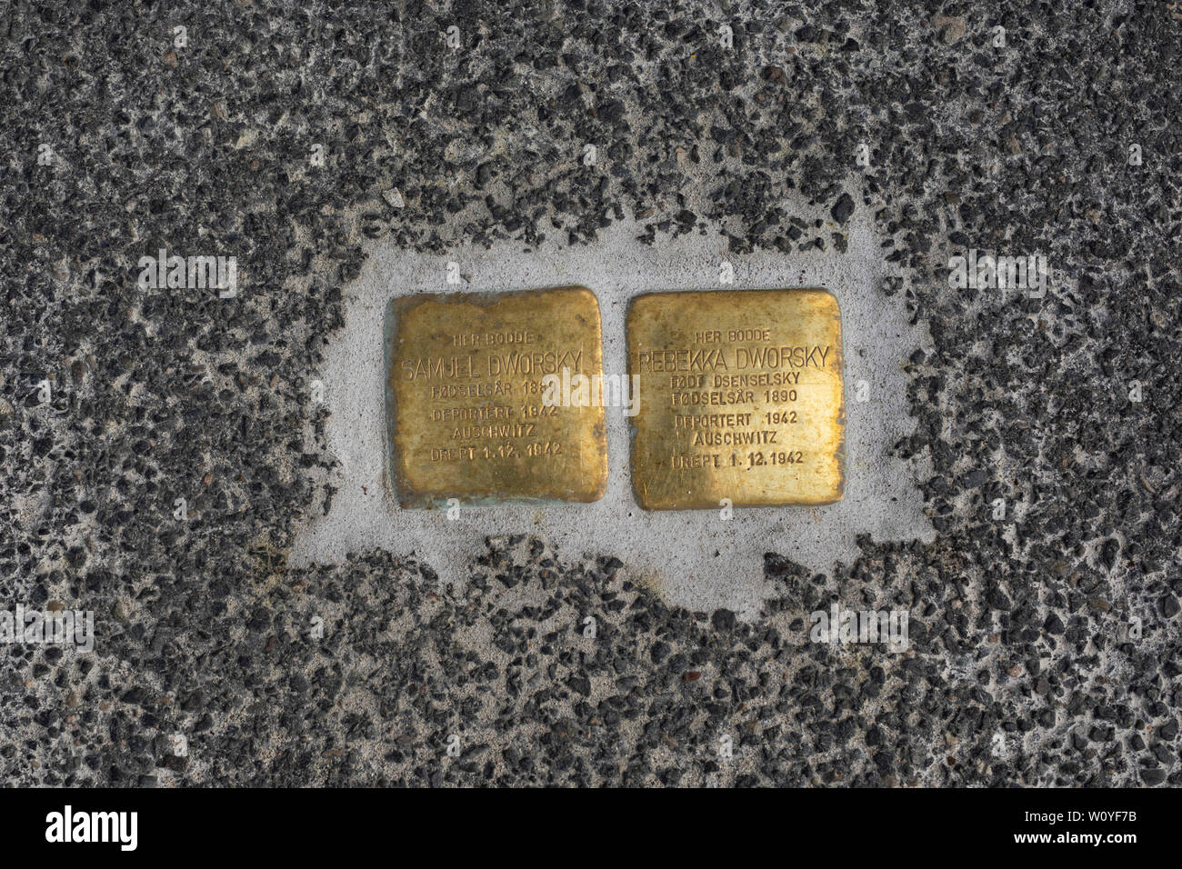 Stolpersteine (Stolpersteine) in Oslo, Norwegen gefunden, zum Gedenken an die Juden, die im Holocaust umkamen. Stockfoto