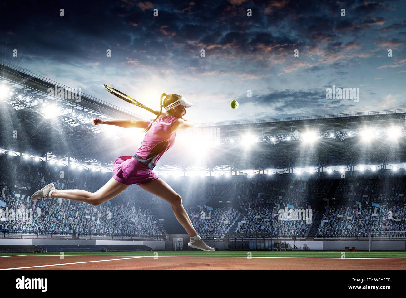 Junge Frau in Uniform Tennis in Aktion. Mixed Media Stockfoto