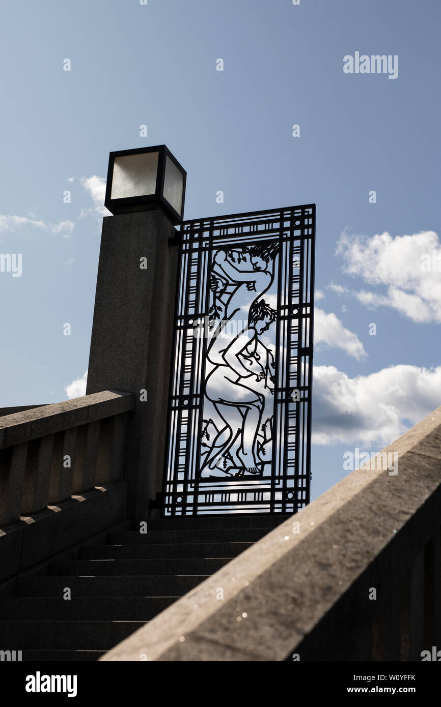 Eine der schmiedeeisernen Toren der Monolith Plateau im Vigeland Installation bei Frogner Park, Oslo, Norwegen. Stockfoto