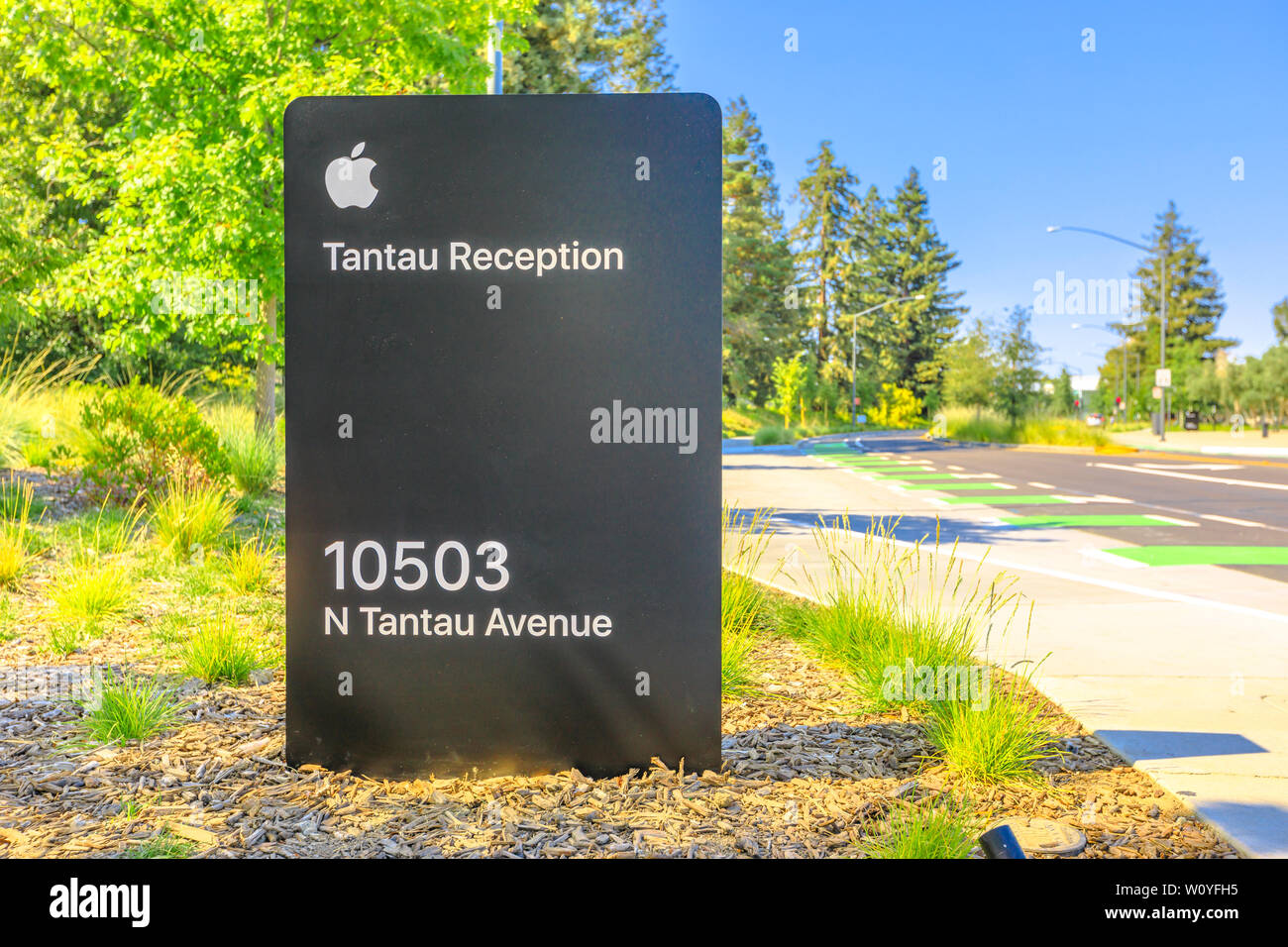 Cupertino, CA, Vereinigte Staaten - 12. August 2018: Apple Zeichen der neuen Rezeption von Apple Büros in Tantau Allee aus Cupertino, Silicon Valley Stockfoto