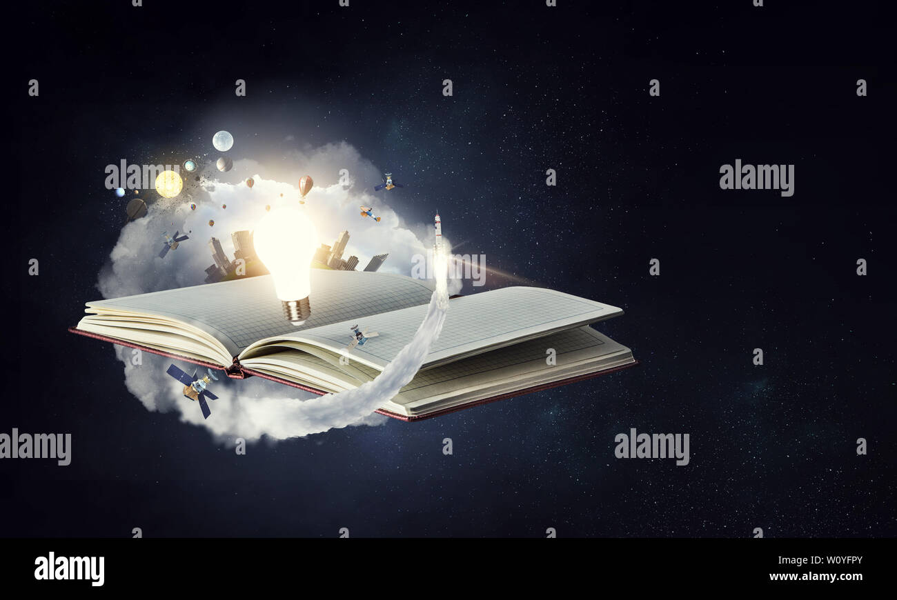 Leer notebook auf dunklen Raum fantasy Hintergrund und Planet Modell öffnen Stockfoto