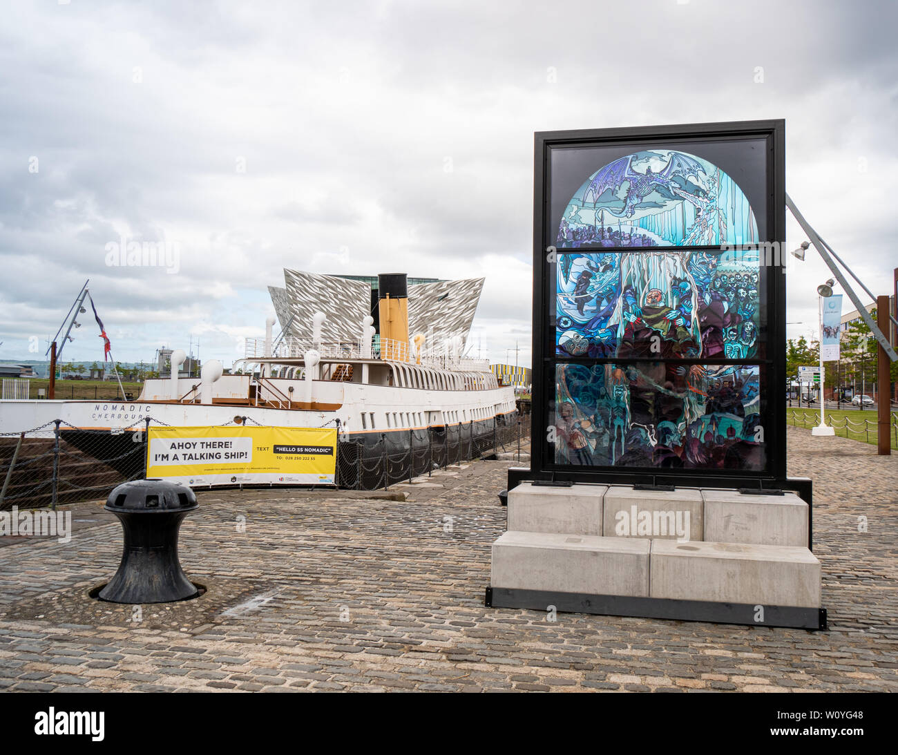 Glasmalerei installation feiern Spiel der Throne in Titanic Quarter, Belfast. SS Nomadic und Titanic Belfast sind im Hintergrund Stockfoto