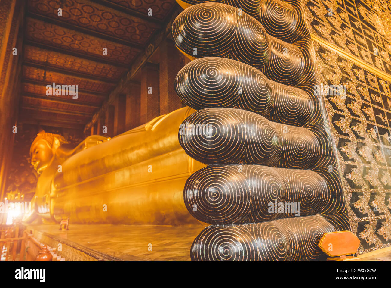 Schlafende goldene Buddha Statue, antike Kunst von Thailand von Bangkok mit Sun Beleuchtung grau Ton Farbe warnen. Stockfoto