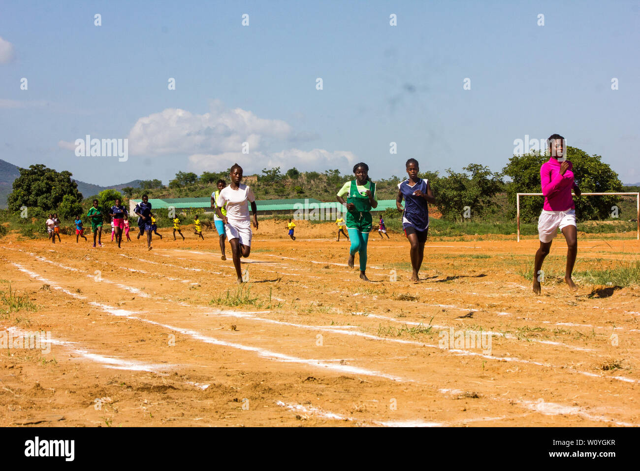 Highschool-Mädchen, die in ihrem Sportunterricht an einer Laufveranstaltung teilnehmen Stockfoto