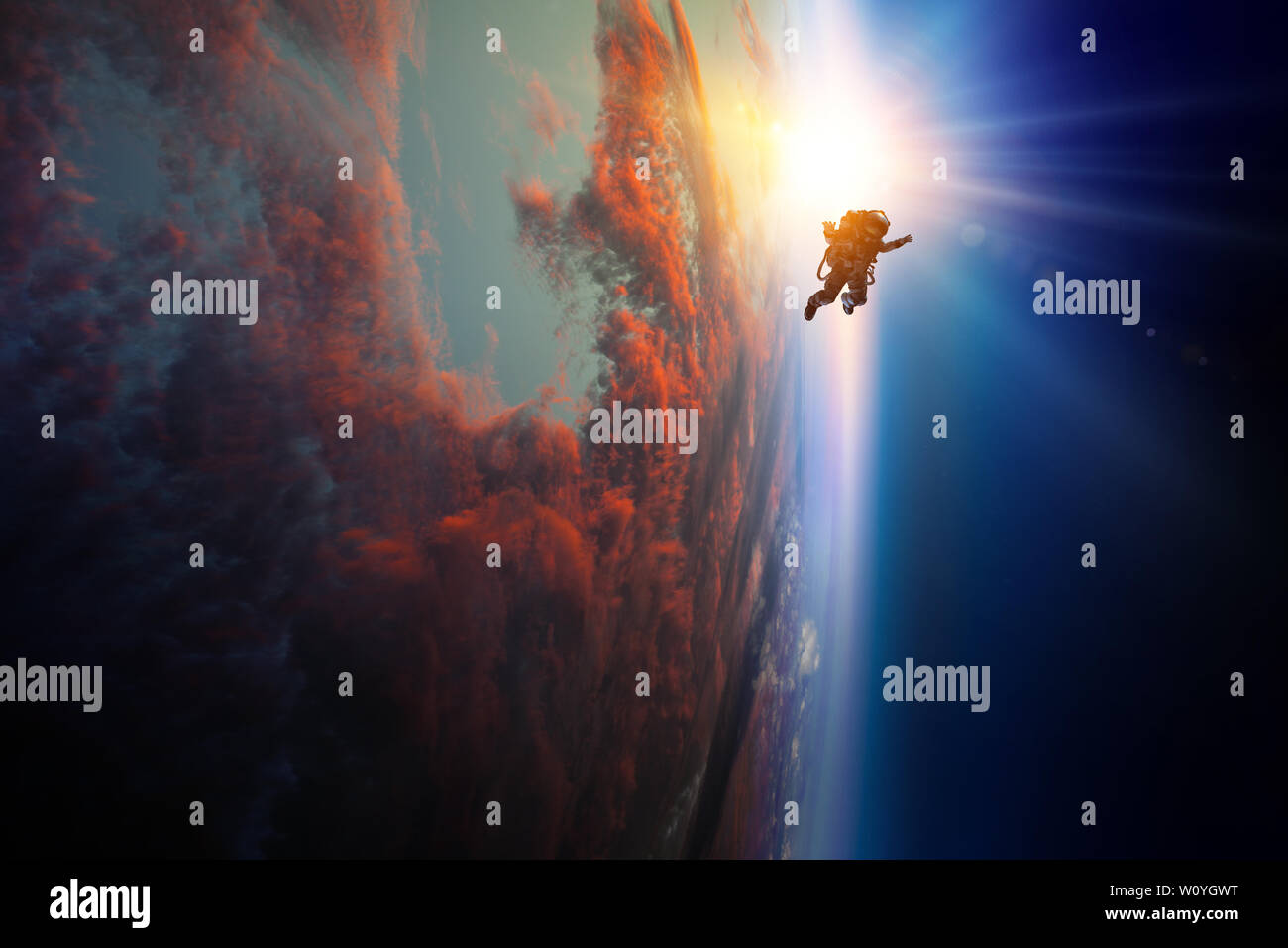 Astronaut in spacewalk auf dem Planeten umkreisen. Stockfoto