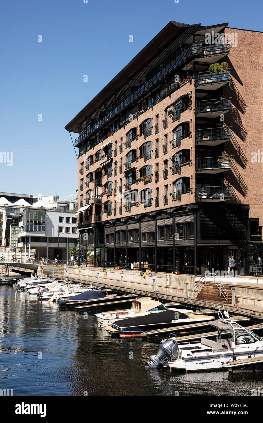 Ein Gebaude Mit Geschaften Restaurants Buros Und Wohnungen Mit Parkplatz Fur Boote Auf Dem Kanal In Den Stranden Bei Aker Brygge In Oslo Norwegen Stockfotografie Alamy