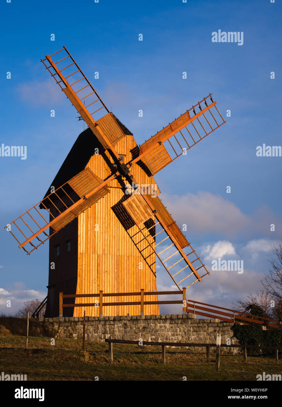Oberlausitz restaurierte Windmühle in Neundorf mit dem Eigen, Deutschland Stockfoto