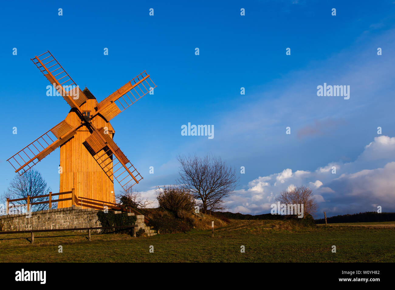 Oberlausitz restaurierte Windmühle in Neundorf mit dem Eigen, Deutschland Stockfoto