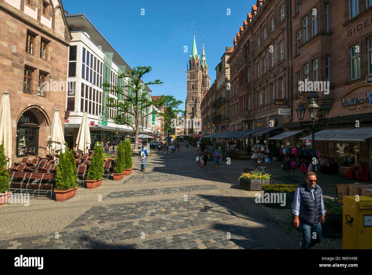 Nürnberg, Deutschland - Juni 13, 2019: Die zentrale Fußgängerzone der King Street, im Hintergrund die Türme der Kirche von St. Lawrence Stockfoto