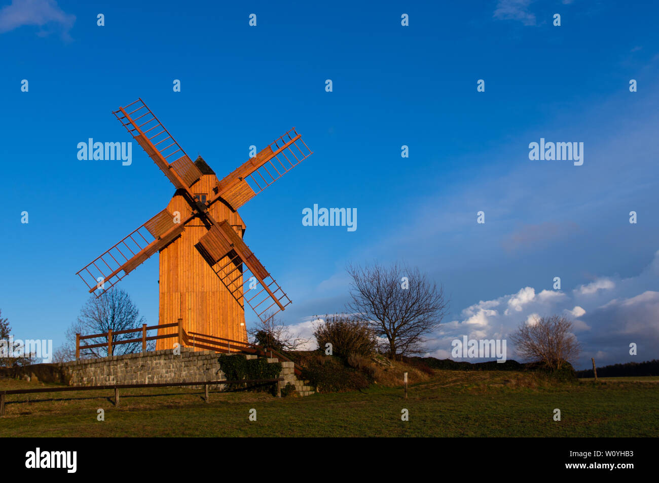 Oberlausitz restaurierte Windmühle in Neundorf mit dem Eigen, Deutschland Stockfoto