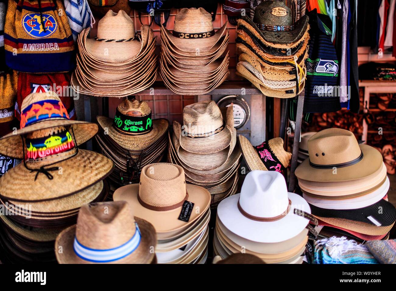 Beach Hut, Palm hat. sombrero de Playa, sombrero de Palma Verkauf von Souvenirs in das Reiseziel Puerto Pe-ASCO, Sonora, Mexiko. Handwerk, Kunst, h Stockfoto