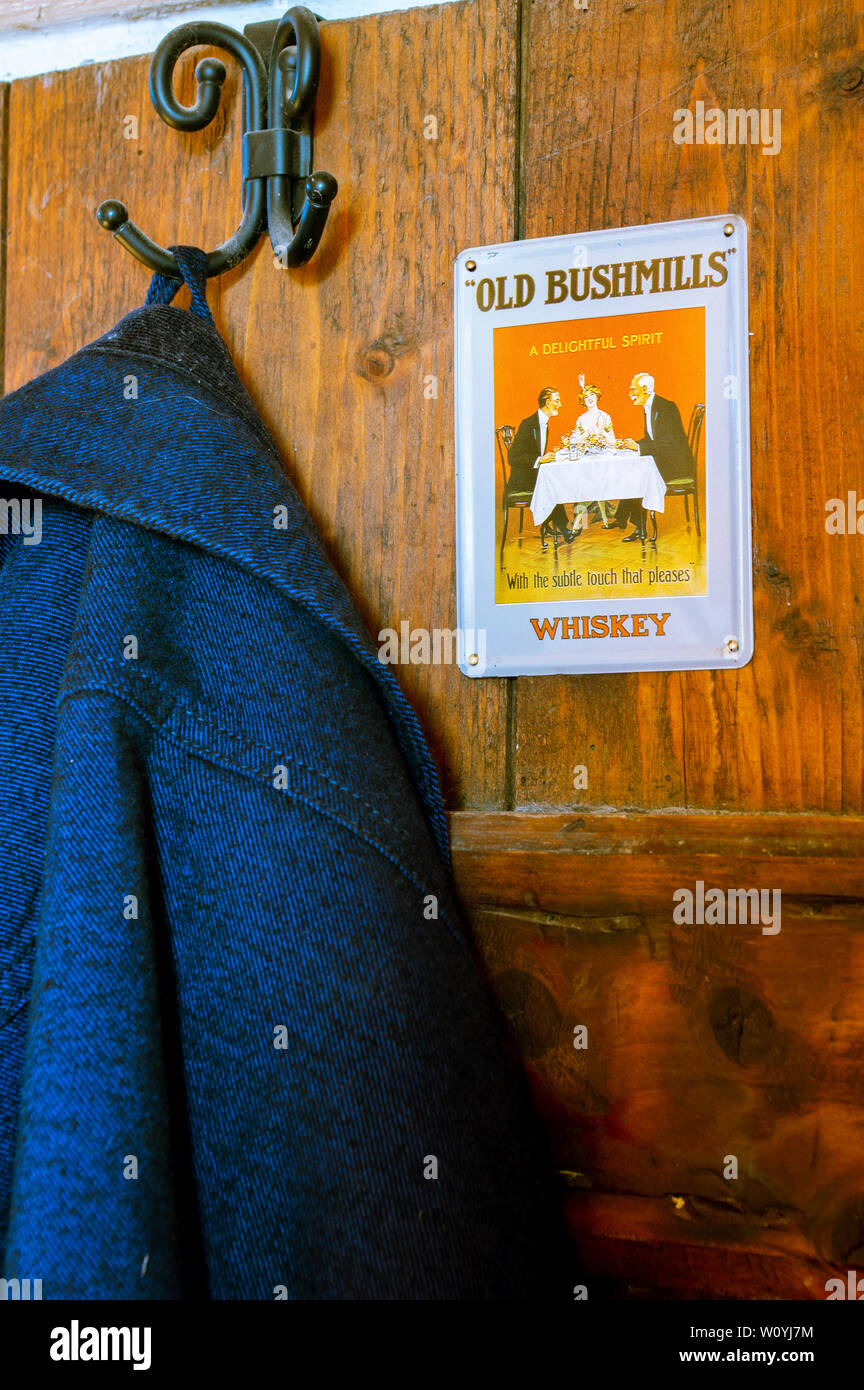Alte irische Metall Werbung Platte für Old Bushmills Whiskey Stockfoto
