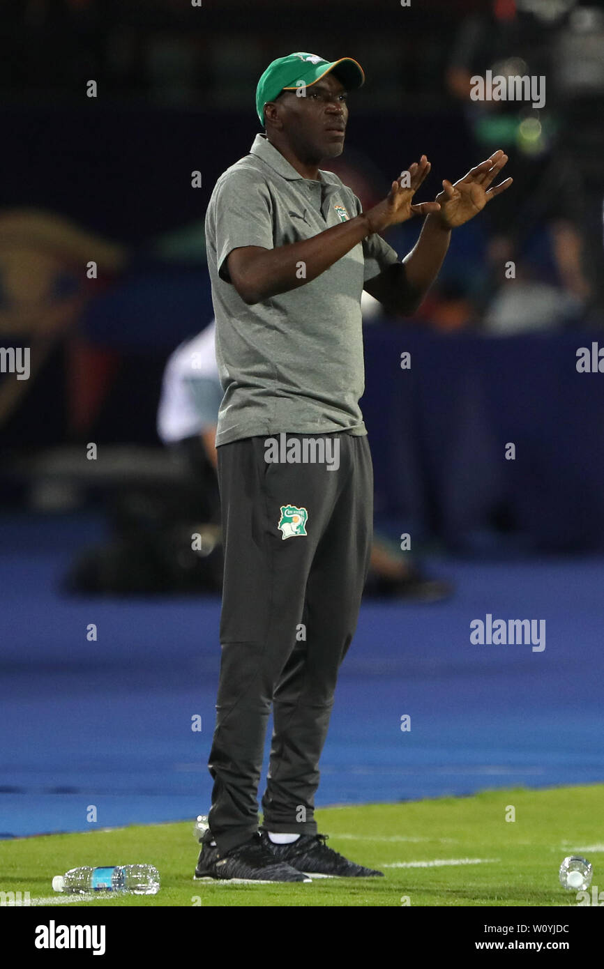 Kairo, Ägypten. 28 Juni, 2019. Elfenbeinküste Trainer Ibrahim Kamara Gesten aus dem touchline während der 2019 Afrika Cup Gruppe D Fußballspiel zwischen Marokko und der Elfenbeinküste an al-salam Stadion. Credit: Omar Zoheiry/dpa/Alamy leben Nachrichten Stockfoto